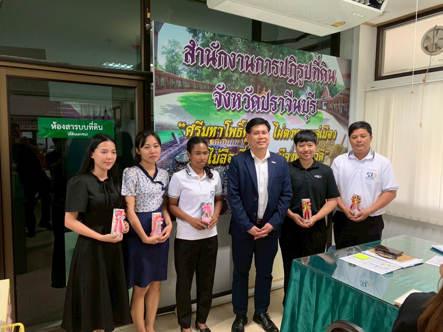 title - วันที่ 9 มิถุนายน 2569 นายวิทูล ประดิษฐบุญ ปฏิรูปที่ดินจังหวัดปราจีนบุรี ได้มอบนโยบาย ของรัฐมนตรีช่วยว่าการกระทรวงเกษตรและสหกรณ์ พร้อมทั้งชี้แจงแนวทางการปฏิบัติงาน แก่บุคลากรในสังกัด โดยได้ร่วมรับฟังปัญหา อุปสรรค และหารือแนวทางการขับเคลื่อนภารกิจตามแผนงานและโครงการประจำปีงบประมาณ พ.ศ. 2569